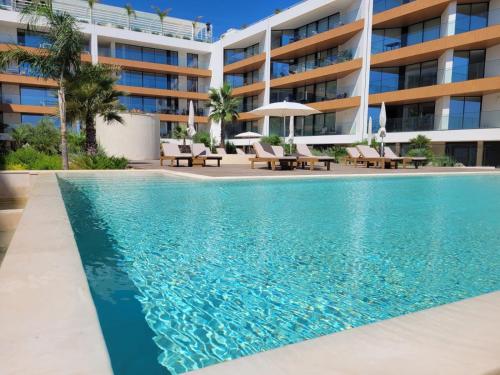 una piscina frente a un edificio en DelMar WaterFront DL, en Olhão