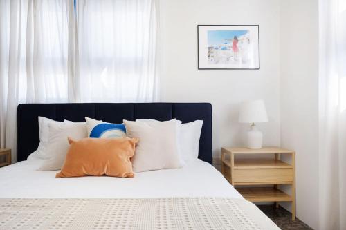 Postel nebo postele na pokoji v ubytování Ocean Park 1BD 1BA Pool Walk to beach -Santorini 5