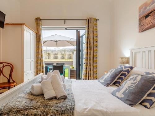 Postel nebo postele na pokoji v ubytování 3 Bed in Westward Ho 48845