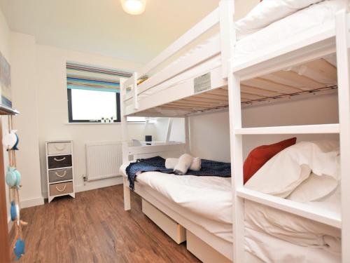 Postel nebo postele na pokoji v ubytování 4 Bed in Westward Ho 75358