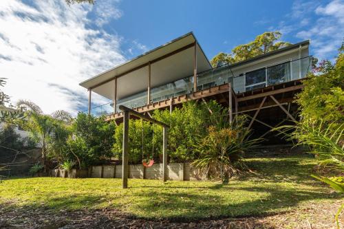 a modern house with a gambrel roof at Bangalow in Elizabeth Beach