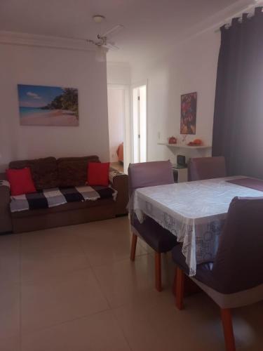 a living room with a couch and a table at Apto-VOG-Ilheus in Ilhéus