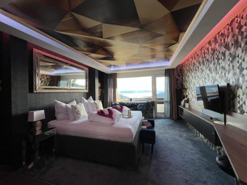 a hotel room with a bed and a television at Luxury of togetherness in Zirkitz
