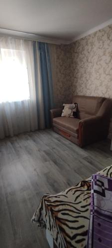 a living room with a couch and a window at Bugazik in Karolino-Buhaz
