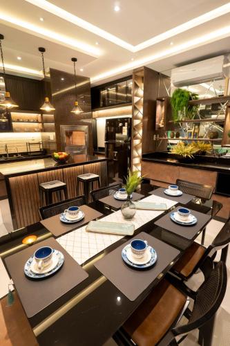 Ein Restaurant oder anderes Speiselokal in der Unterkunft VIVE CDE con Estilo - Casa Premium 