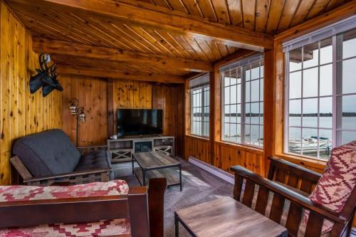 Μια τηλεόραση ή/και κέντρο ψυχαγωγίας στο Spacious Multi-Unit Retreat with Lakefront Views