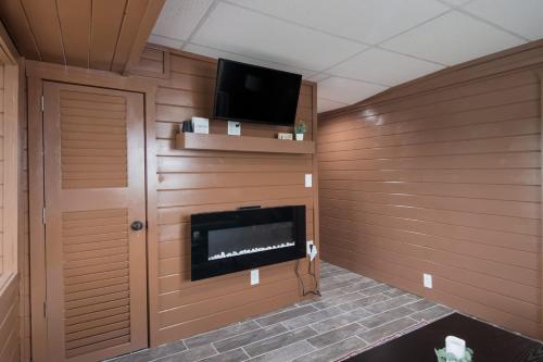 Μια τηλεόραση ή/και κέντρο ψυχαγωγίας στο Spacious Multi-Unit Retreat with Lakefront Views