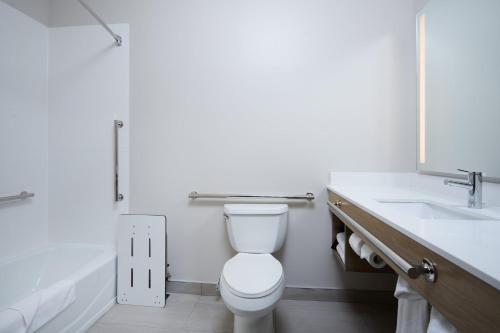 Un baño de Holiday Inn Express Hotel & Suites Swift Current by IHG