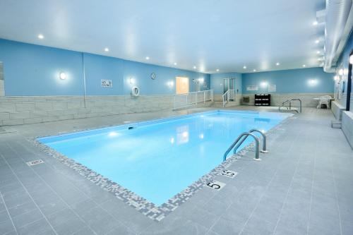 La alberca dentro o cerca de Holiday Inn Express Hotel & Suites Swift Current by IHG