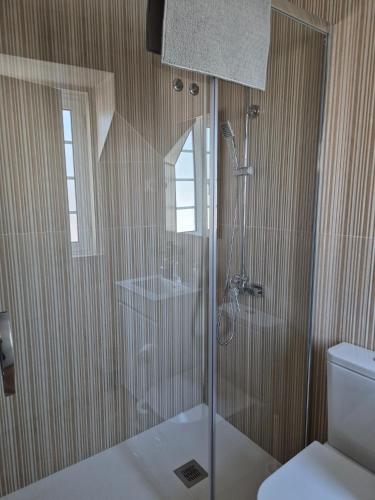 Bilik mandi di Mira Serra Hostel