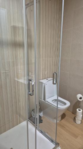 Bilik mandi di Mira Serra Hostel