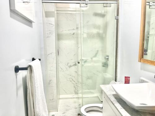 Um banheiro em Charming 3 Bedroom Apt in Agdal