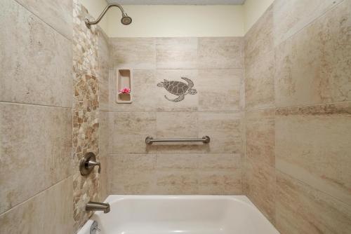 Koupelna v ubytování Maui Hill 66 · MHL 66 3BD Condo Across from Keawakapu Beach & St