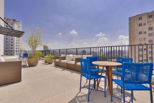 サンパウロにあるLoft 12º City Viewのパティオ(青い椅子、テーブル付)