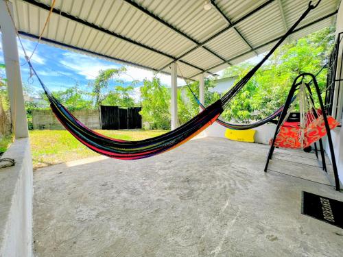 - amaca in tenda con vista su un campo di Casa a Puerto Barrios