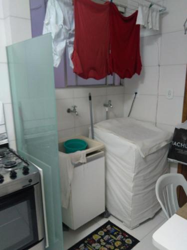 a small kitchen with a toilet and a stove at Quarto em apartamento no cabula in Salvador