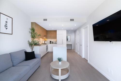 Modern 1BR Condo, Sleeps 4 with Views, AC, Balcony, Near SkyTrainにあるキッチンまたは簡易キッチン