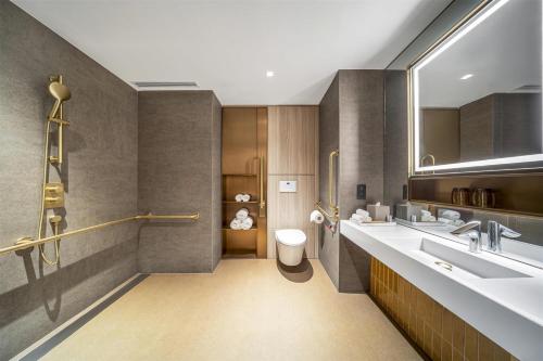 香港にあるMotto by Hilton Hong Kong Sohoのバスルーム(洗面台2台、トイレ付)