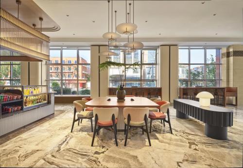 a dining room with a table and chairs at Hilton Garden Inn Yingkou Zhanqian in Yingkou