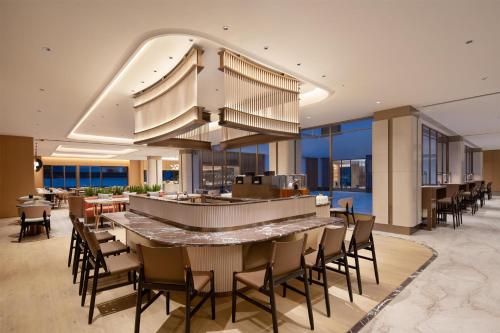 a dining room with a large table and chairs at Hilton Garden Inn Shaoxing Yuecheng in Shaoxing