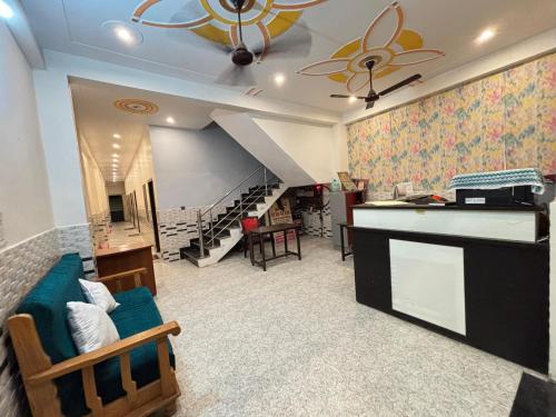 Dapur atau dapur kecil di Rudra Prabha Guest House front of Ram Mandir VIP gate number 11 Ayodhya dham railway station 200 metre