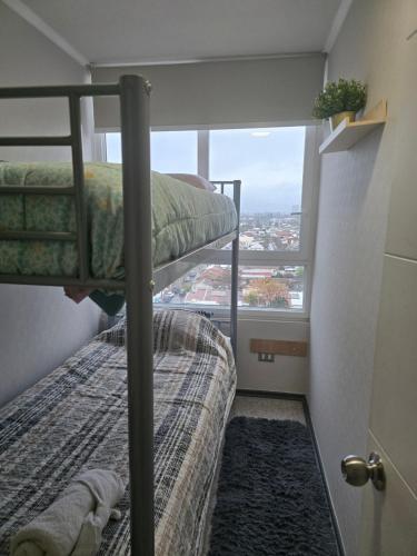 a bedroom with two bunk beds and a window at Céntrico y Fabuloso depto en Rancagua Centro in Rancagua