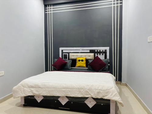 Una cama o camas en una habitación de Rudra Prabha Guest House front of Ram Mandir VIP gate number 11 Ayodhya dham railway station 200 metre