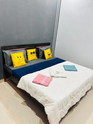 Una cama o camas en una habitación de Rudra Prabha Guest House front of Ram Mandir VIP gate number 11 Ayodhya dham railway station 200 metre