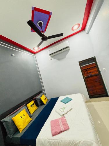 Una cama o camas en una habitación de Rudra Prabha Guest House front of Ram Mandir VIP gate number 11 Ayodhya dham railway station 200 metre
