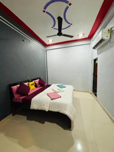 Una cama o camas en una habitación de Rudra Prabha Guest House front of Ram Mandir VIP gate number 11 Ayodhya dham railway station 200 metre