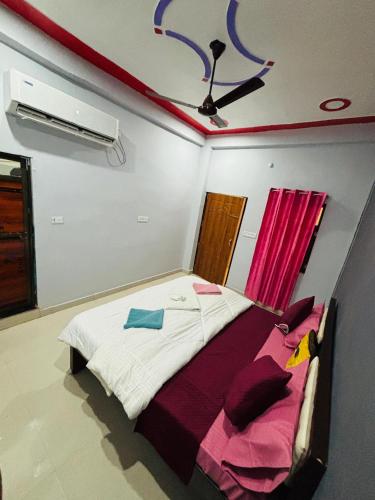 Una cama o camas en una habitación de Rudra Prabha Guest House front of Ram Mandir VIP gate number 11 Ayodhya dham railway station 200 metre