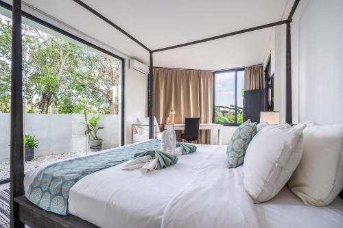 Ένα ή περισσότερα κρεβάτια σε δωμάτιο στο Prime Canggu Villa with stunning Rice field views