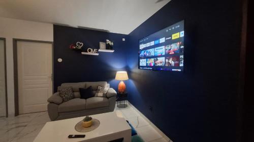 Una televisión o centro de entretenimiento en Four of Hearts