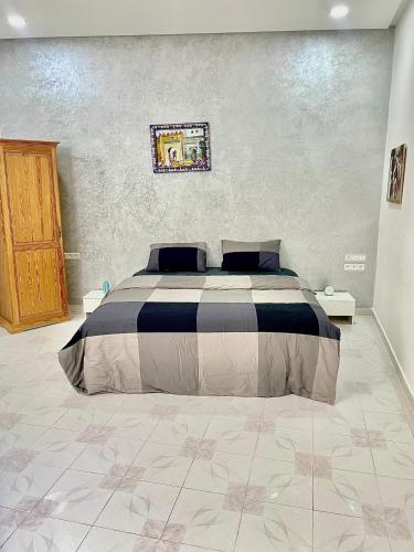 Un dormitorio con una cama grande con dos mesas. en Central - Fast Internet - First Choice, en Tetuán