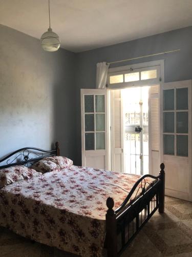 a bedroom with a bed and a window and a door at Appartement en bord de mer 3 chambres in Aguemoun Taïda