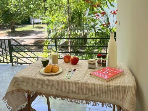 een tafel met een tafelkleed met fruit erop bij The Lomlay Villas in Ko Pha Ngan