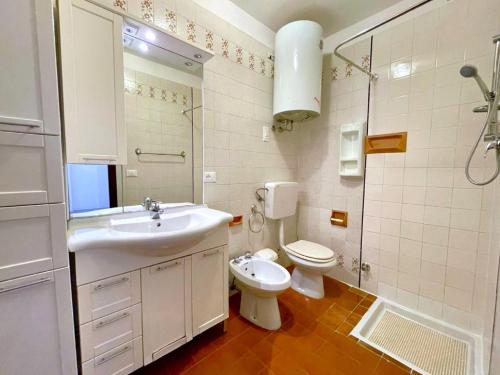 Ένα μπάνιο στο Apartment in Caorle near Sea Beach