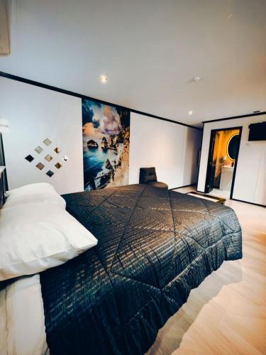 a bedroom with a large black bed in a room at Motel nidito de Amor in Curacautín