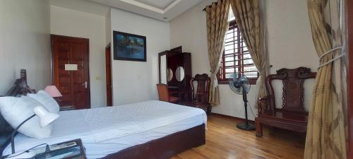 a bedroom with a large bed and a window at Melody Riverside Homestay in Thôn Trường Giang