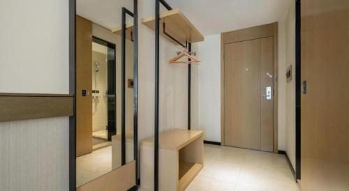 a room with a hallway with a closet and a mirror at City Comfort Inn Beiliu Yongfeng Plaza Chengnan Bus Station in Yulin