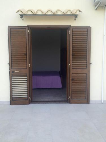 a door leading into a room with a bed at Agriturismo La Casa di Bacco in Agrigento