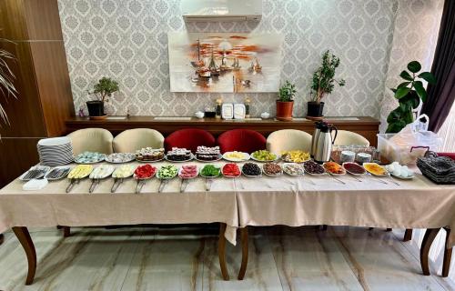 un tavolo con molti piatti di cibo sopra di Zara Palas Otel a Zara