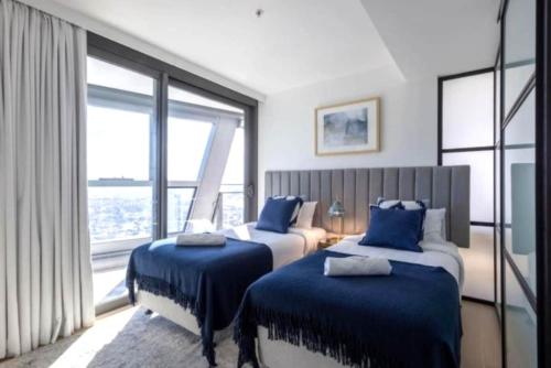 Ένα ή περισσότερα κρεβάτια σε δωμάτιο στο Luxury High Floor Oceanview Dream Home in Paradise