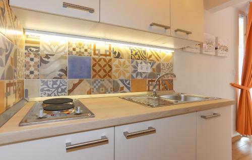 uma cozinha com um lavatório e um fogão em Apartments Ena&Toni em Kaštela