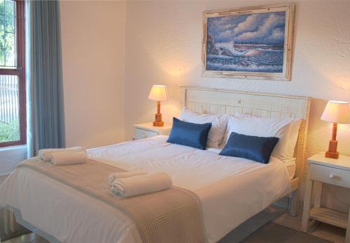 Una cama o camas en una habitación de Oceans Hotel & Self Catering