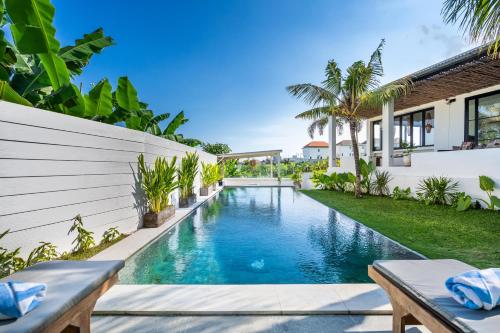 Πισίνα στο ή κοντά στο Master Suite in Prime Canggu Pool Villa overlooking rice fields