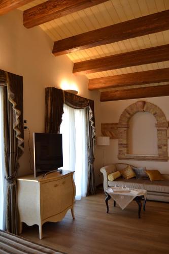 een woonkamer met een bank en een tv in een kamer bij Agriturismo De Luca in Mozzagrogna