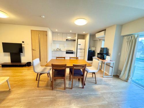 a kitchen and dining room with a table and chairs at 北沢愛の旅 in Tokyo