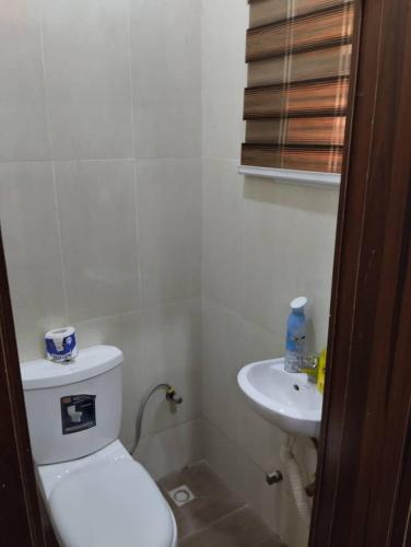 Un baño pequeño con inodoro y lavabo. en JeoLola, en Ankuru
