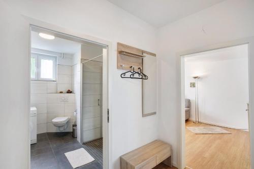Un baño blanco con inodoro y lavabo. en Ferienwohnung mit Garten, en Andernach